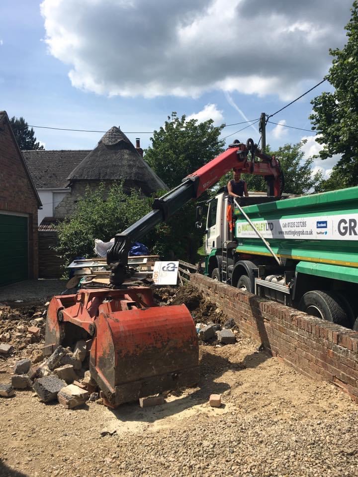 MATTINGLEY LTD-Oxfordshire-grab hire-muckaway and waste-aggregate supplies-color_grab truck