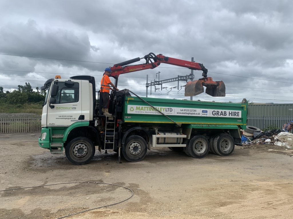 MATTINGLEY LTD-Oxfordshire-grab hire-muckaway and waste-aggregate supplies-color_grab truck
